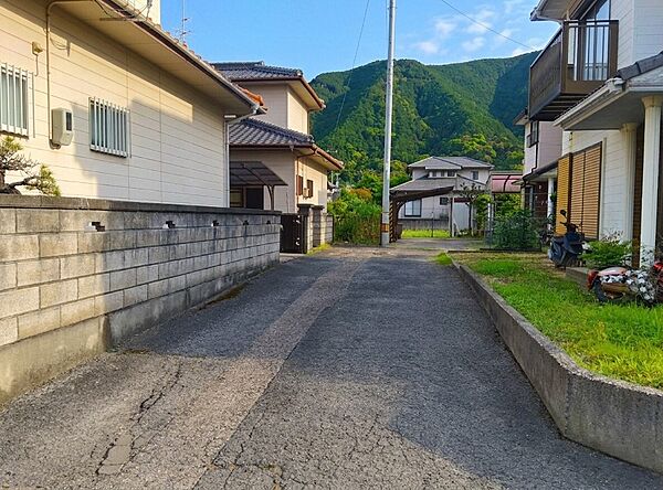 小・中学校が近いので、お子様の通学も安心です。