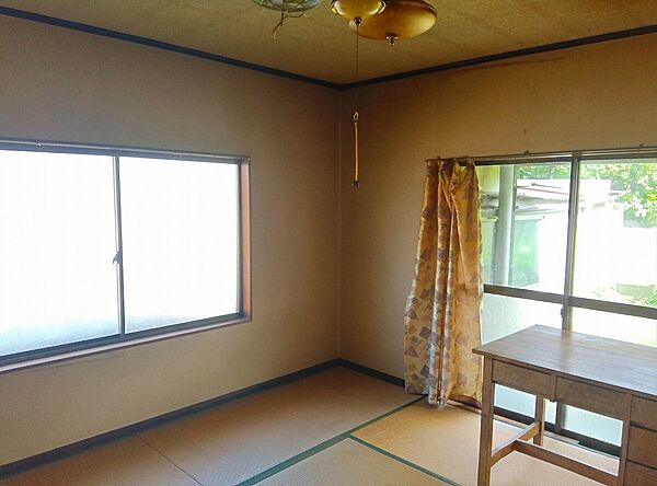 和室です。大きな窓があり、日当たり良好です。