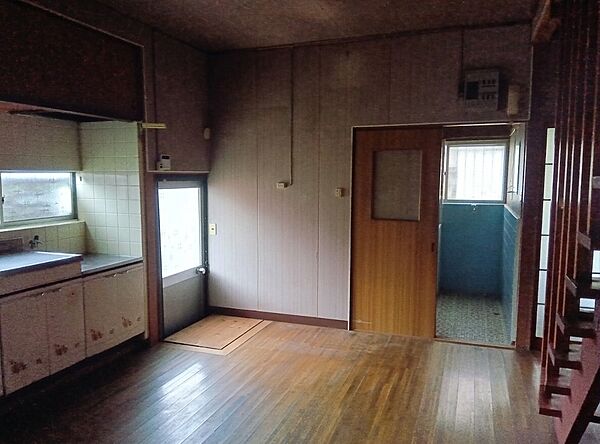 ダイニングです。勝手口があります。