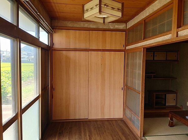 1階洋室(4帖)です。大きな窓があり、日当たり良好！