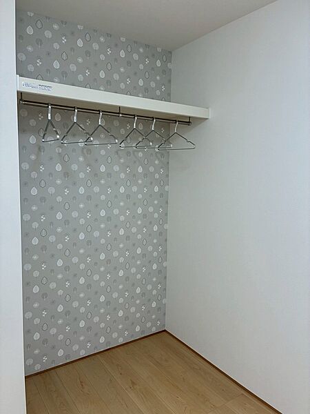 壁紙がかわいらしく、部屋の雰囲気も明るくなります。