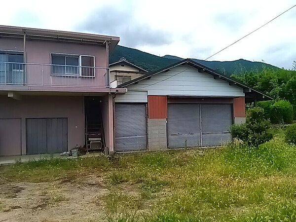 倉庫付住居の隣に未登記の倉庫があります