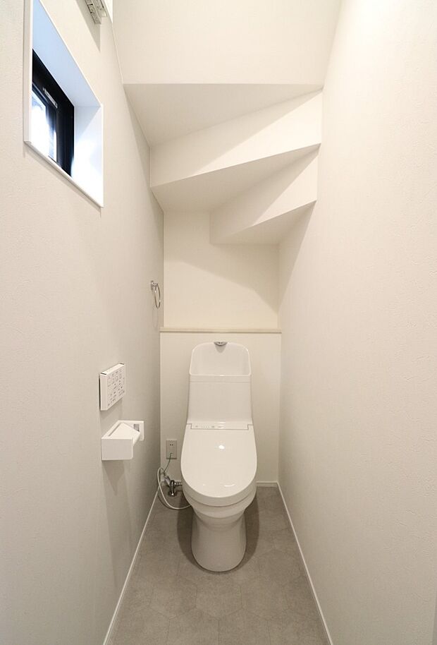 【施工例】トイレは1階、2階に設置。便座はフチ無し形状になっているので、サッとひと拭き、お掃除ラクラク。