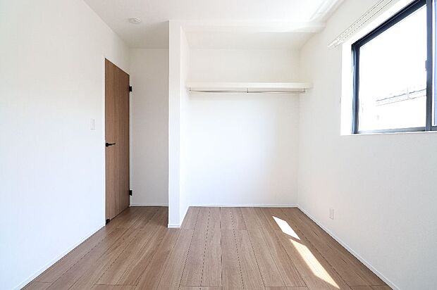 【施工例2階洋室はお子様が大きくなるまでは書斎としても使用できます。収納扉をつけず、オープン依することでお部屋を広く見せてくれます。