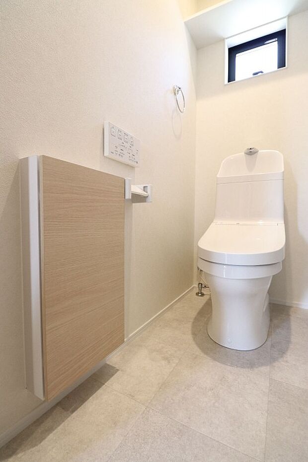 【施工例】トイレは1階、2階に設置。便座はフチ無し形状になっているので、サッとひと拭き、お掃除ラクラク。トイレットペーパーや掃除用具が置ける収納も設置。