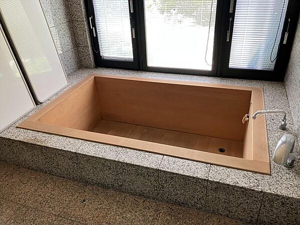 石造りの台座に自慢の檜風呂が映える、高級感あふれる浴室です。