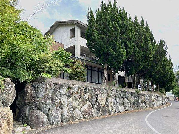 圧巻の石垣と風格ある佇まいが、周囲の緑に美しく映える邸宅です。三世帯住居可能！