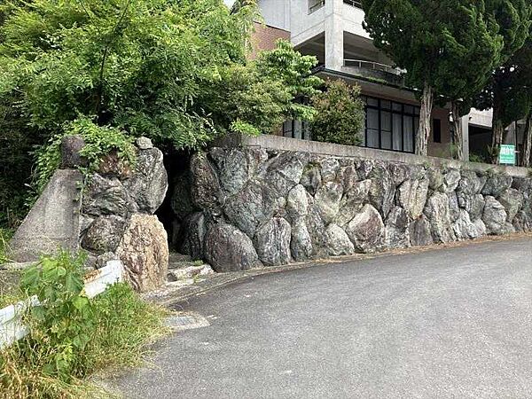 四季折々の自然を感じながら、心地よく邸宅へと迎えられます。
