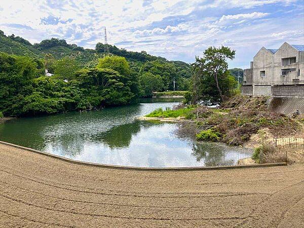 美しい池と四季の美を映す山々を、一望できる贅沢なロケーション。