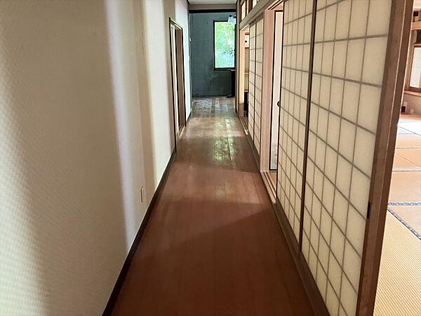 障子から優しい光がこぼれます。奥行きのある情緒豊かな和の回廊です。