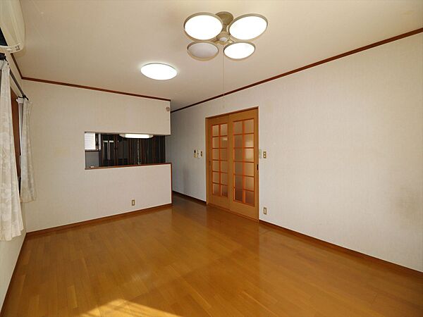 お洒落な照明が優しく照らす、木の温もりあふれる上品なLDK。