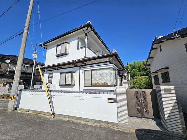 R7年8月外壁塗装済み。陽当たりに恵まれた角地立地で、明るく開放的な暮らしが叶います。