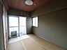 リビング/ダイニング：南向きの窓からたっぷりの光が入る明るい和室。