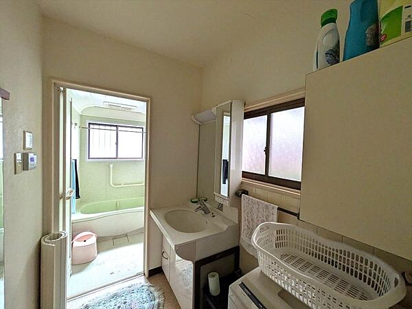 洗面から浴室への動線がスムーズで、脱衣や入浴準備も快適です。