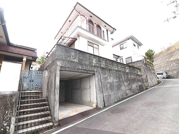 高くそびえる高基礎が圧倒的な存在感を放ちます。