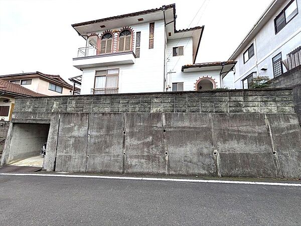 道路から一段高い開放的な立地で、視線も気にならず寛げます