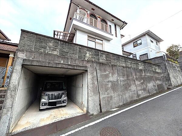 敷地の下部がガレージとなっており、スペースを有効活用した設計です。
