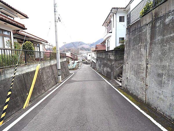 前面道路はすっきりとしており、お車の運転や出し入れもスムーズ。