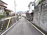 周辺：前面道路はすっきりとしており、お車の運転や出し入れもスムーズ。