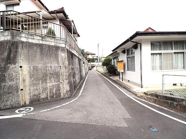 周囲の視線から守られた高台立地で、静かに落ち着いて暮らせます。