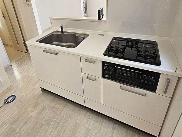 3口コンロとグリル、十分な収納を備えたシステムキッチン。