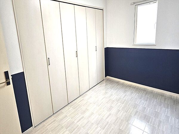 大きなクローゼット付きでお部屋を広く清潔に保てる快適な寝室。