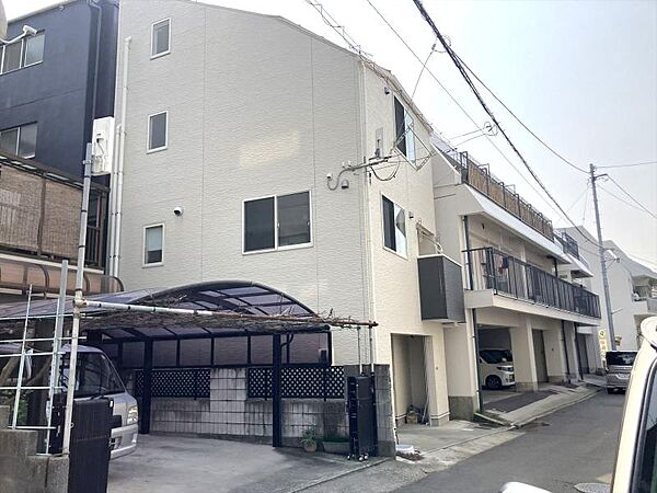 窓の配置や形は周りからの目線が気にならないよう工夫されています。