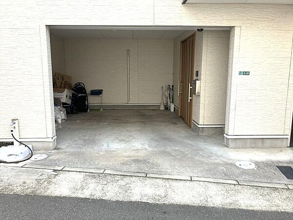 外水栓完備で洗車も楽々！玄関直結の便利なビルトインガレージ。