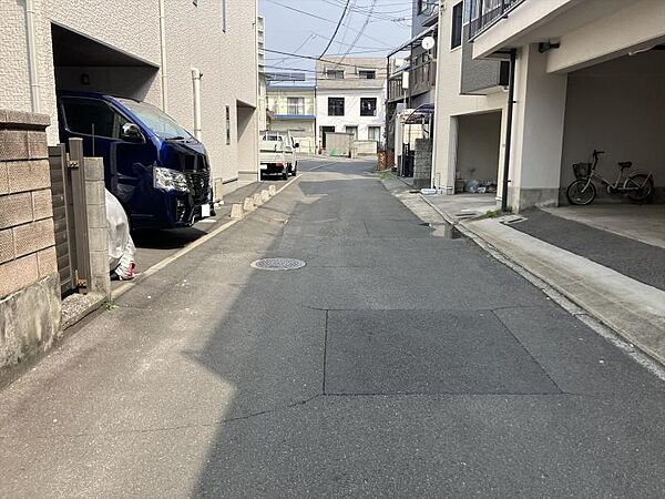 車通りが少なく静かな環境。お子様の通学や徒歩の移動も安心です。