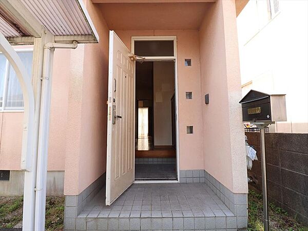 小窓のアクセントがお洒落なすっきりとした玄関ポーチ。