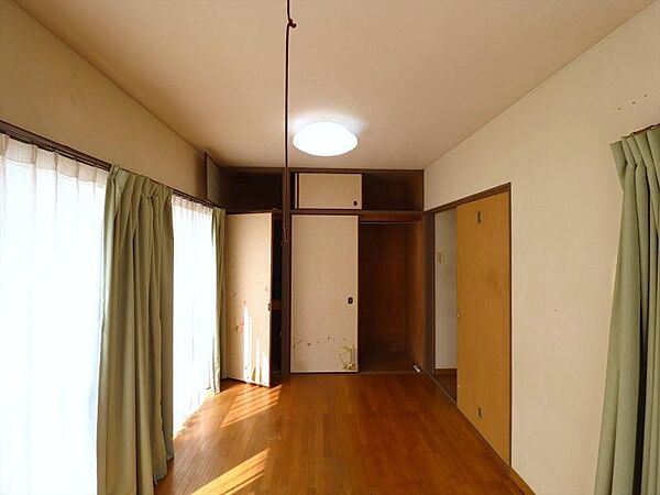 天袋付きの大きな収納スペースを備え、荷物もしっかり収まります。