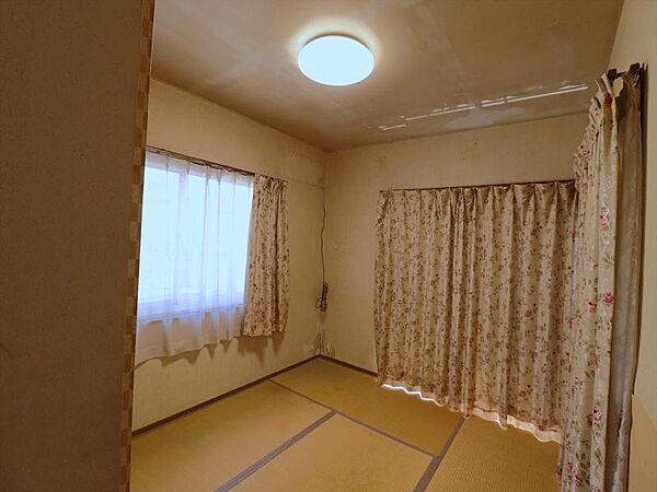 畳の香りに包まれて、ゴロゴロとリラックスして過ごせる和室♪