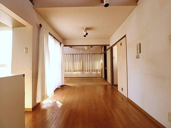 リビングと奥の和室がフラットに繋がり、多目的に使い分け可能です。