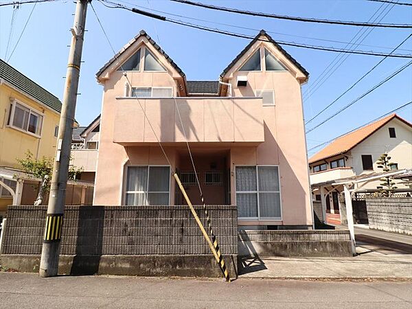 ツインの三角屋根が個性的で目を引くお洒落なデザイン♪