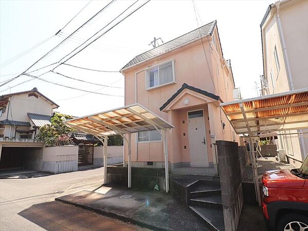 雨や日差しから愛車を守る、屋根付きのカーポートが便利！