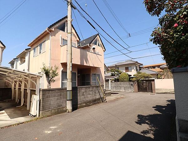 角地のため採光ルートが多く、お部屋の奥まで光が届きやすい設計です。