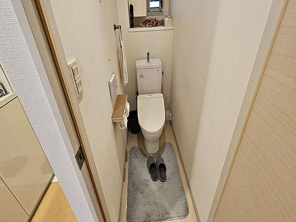 温水洗浄便座完備。清潔感のある落ち着いた空間のトイレ。