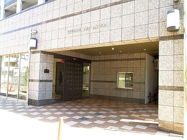 防犯面も安心なオートロック完備のスタイリッシュなエントランス