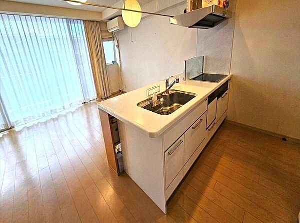 大きな窓から光が差し込む、明るく清潔感のあるキッチンスペース