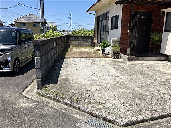 玄関まわりにゆとりあり！荷物の出し入れもスムーズな駐車スペース