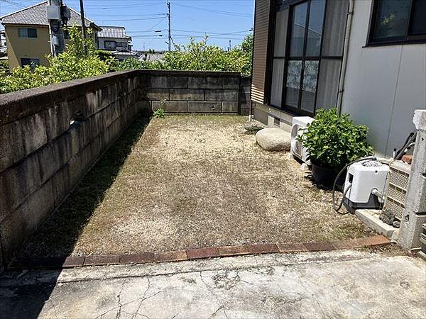 家庭菜園やガーデニングなどライフスタイルに合わせてマルチに活用できる陽当たりの良いお庭
