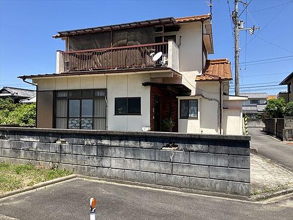 南向きに大きな窓を配置し、室内に明るい光が届く設計