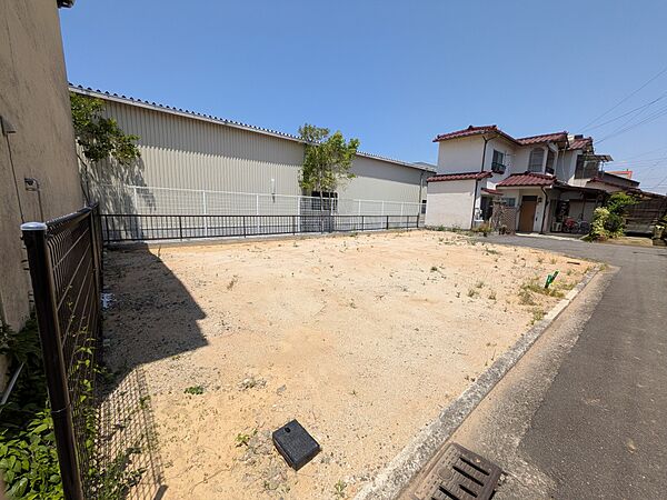 【フェニックス・コーポレーション分譲販売エリア一覧】 ●松山市エリア：堀江町・姫原町・別府町・北斎院町・西垣生町・高岡町・三町・南高井町 ●伊予郡松前町エリア：北黒田 ●東温市エリア：見奈良 ●今治市