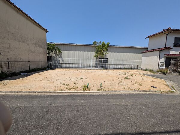 ・相続トラブルで売却できない ・接道条件が悪く建築できない ・許可が取れず希望の建築ができない ・ローン滞納で売却を迫られている  ご親族間での相続トラブル、早急な現金化など、 不動産に関わる様々なお