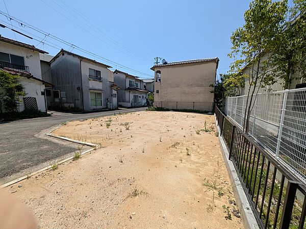 ・相続トラブルで売却できない ・接道条件が悪く建築できない ・許可が取れず希望の建築ができない ・ローン滞納で売却を迫られている  ご親族間での相続トラブル、早急な現金化など、 不動産に関わる様々なお