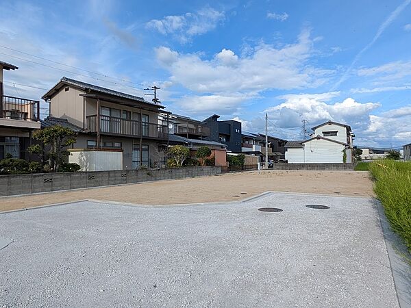 【令和7年11月末完成予定】バス停・スーパー徒歩圏内♪ゆらら温泉近く♪ 【別途費用】下水道負担金250円/？・境界基礎・ブロックフェンス工事費8、800円/ｍ  【特徴】 〇西側松山市道味生53号隣接