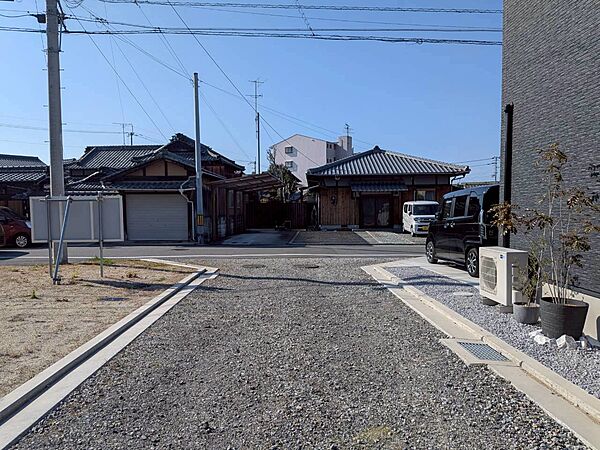 閑静な住宅街に位置していて、ゆったり生活することができます。
