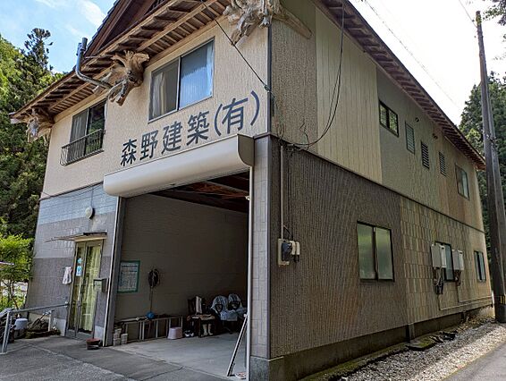 広い倉庫付き。...