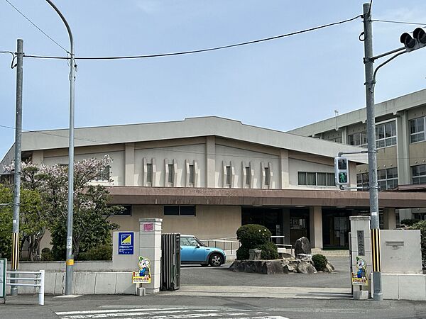 林小学校まで900m（徒歩13分）