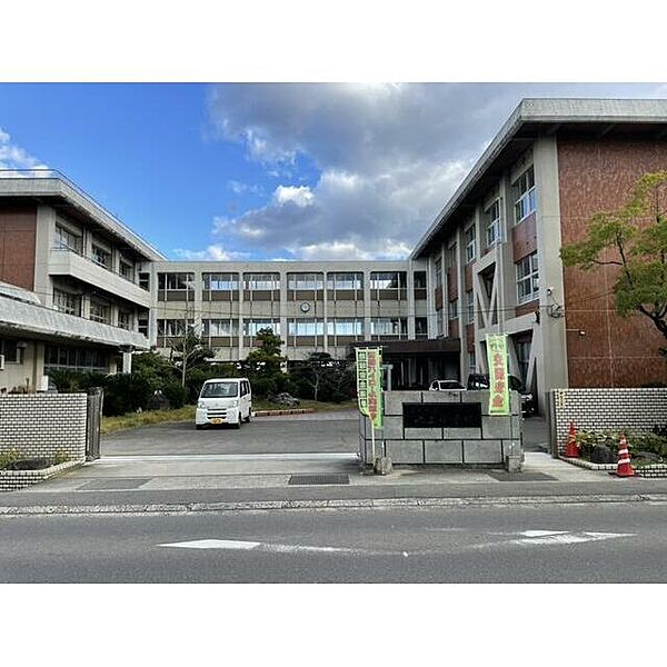 氷上小学校 距離：500m